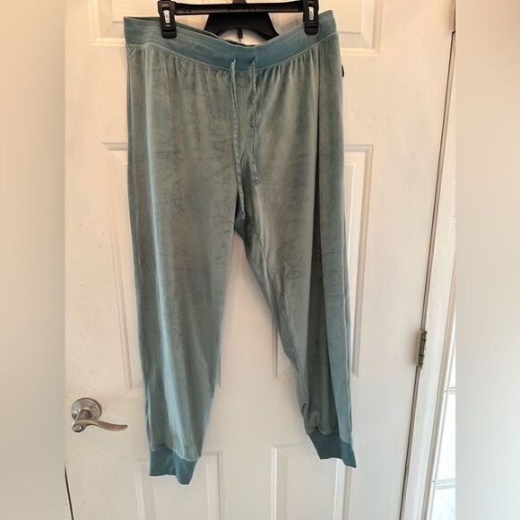 2/$15 Comfy fuzzy green sweatpants - Picture 1 of 4